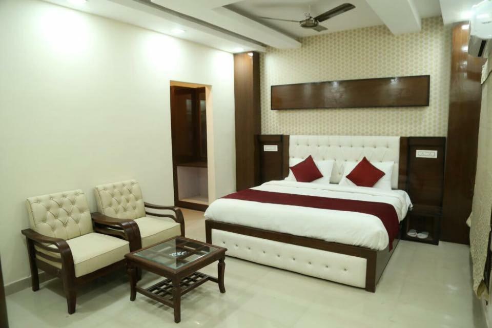 Hotel Eurasia Zirakpur 외부 사진